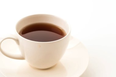 Beyaz arkaplanda çay fincanı