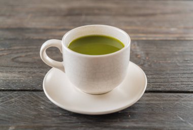 ahşap arka plan üzerinde sıcak matcha