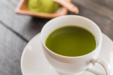 ahşap arka plan üzerinde sıcak matcha