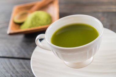 ahşap arka plan üzerinde sıcak matcha