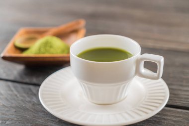 ahşap arka plan üzerinde sıcak matcha