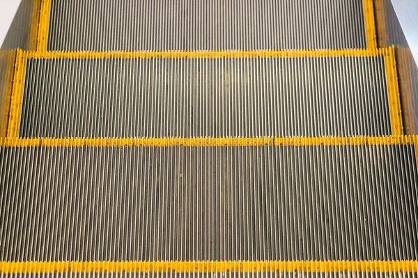Escalera mecánica en un moderno centro comercial — Foto de Stock