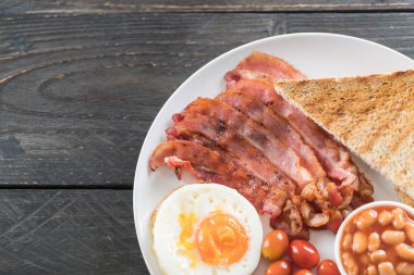 Kahvaltı ahşap masada