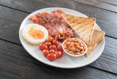 Kahvaltı ahşap masada