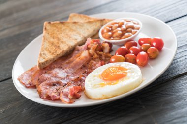 Kahvaltı ahşap masada