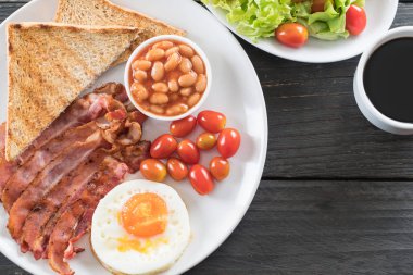 Kahvaltı ahşap masada