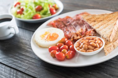 Kahvaltı ahşap masada