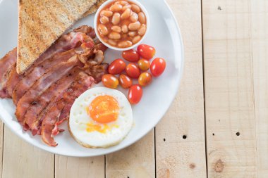 Kahvaltı ahşap masada