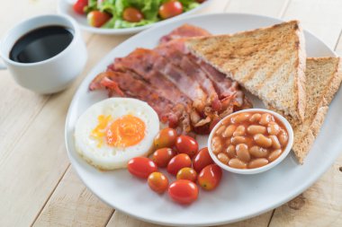 Kahvaltı ahşap masada