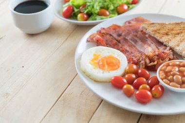 Kahvaltı ahşap masada