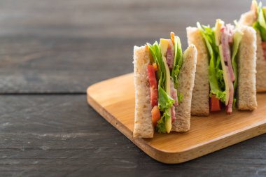 Tahta arka planda sandviç