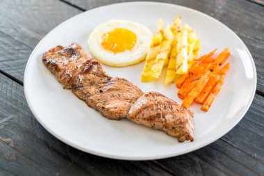 Ahşap arka plan üzerinde domuz eti biftek