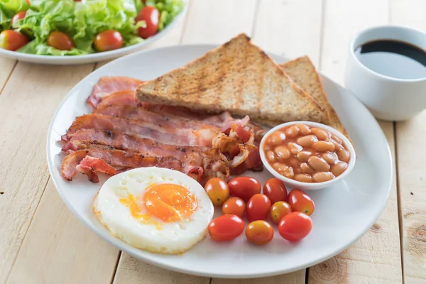 Desayuno en mesa de madera — Foto de Stock