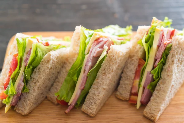 Sándwich sobre fondo de madera — Foto de Stock