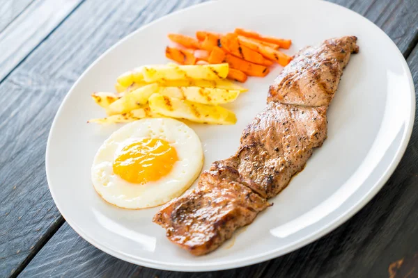 Bife de porco no fundo de madeira — Fotografia de Stock