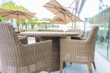 Masa ve sandalye şemsiye açık veranda ile