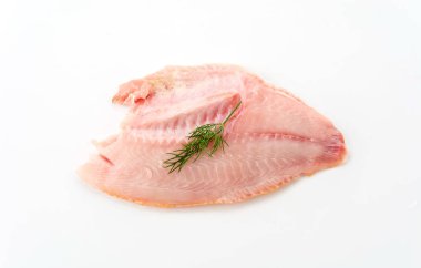 beyaz arkaplanda tilapia ham