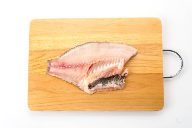 Tahtada tilapia çiğ