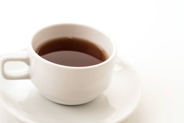 Beyaz arkaplanda çay fincanı