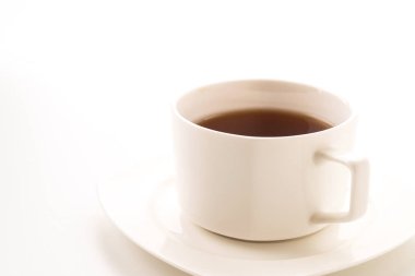 Beyaz arkaplanda çay fincanı