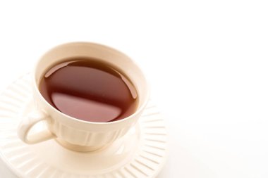 Beyaz arkaplanda çay fincanı