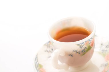 Beyaz arkaplanda çay fincanı