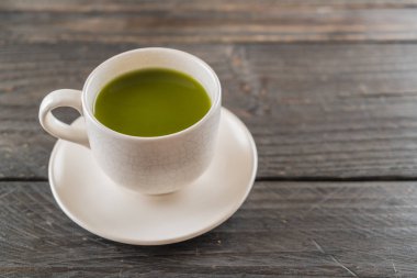 ahşap arka plan üzerinde sıcak matcha