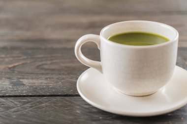 ahşap arka plan üzerinde sıcak matcha