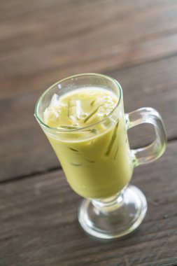 buzlu matcha latte 