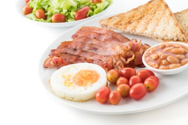 beyaz zemin üzerine kahvaltı