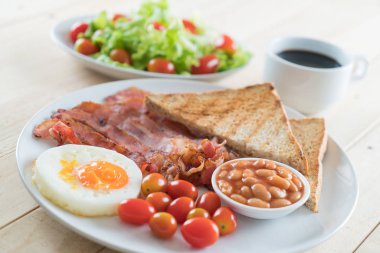 Kahvaltı ahşap masada