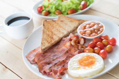 Kahvaltı ahşap masada