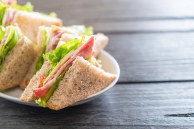 Tahta arka planda sandviç