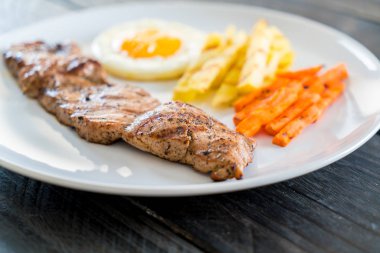 Ahşap arka plan üzerinde domuz eti biftek