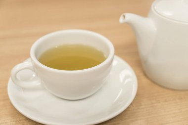 Çay fincanı masada.