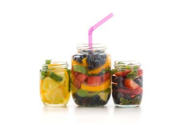 Beyaz arkaplanda aşılanmış su