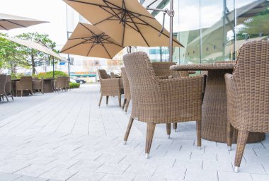 Masa ve sandalye şemsiye açık veranda ile