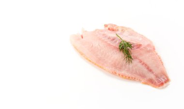 beyaz arkaplanda tilapia ham