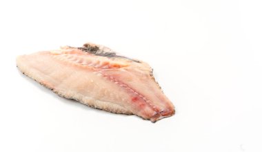 beyaz arkaplanda tilapia ham