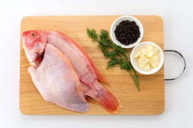 Tahtada tilapia çiğ