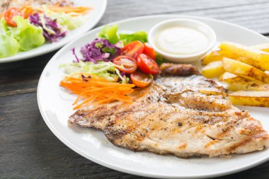 Ahşap masada balık bifteği