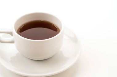 Beyaz arkaplanda çay fincanı