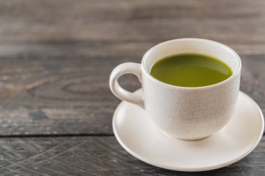 ahşap arka plan üzerinde sıcak matcha