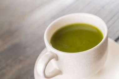 ahşap arka plan üzerinde sıcak matcha