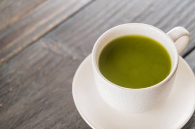 ahşap arka plan üzerinde sıcak matcha