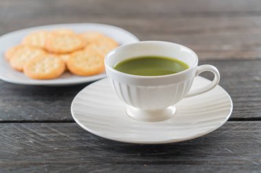 ahşap arka plan üzerinde sıcak matcha