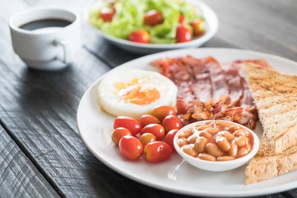 Desayuno en mesa de madera — Foto de Stock