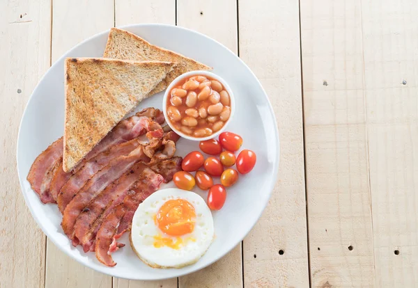 Ontbijt op houten tafel — Stockfoto