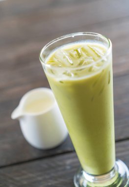 buzlu matcha latte 