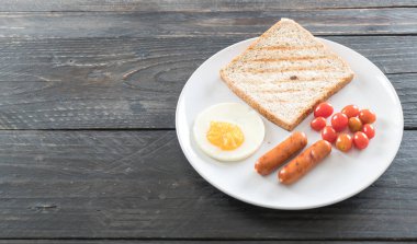 Tahta arka planda kahvaltı yemeği